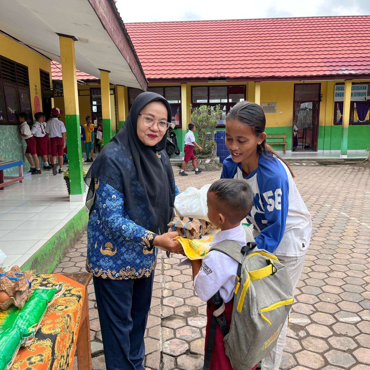 Penyerahan Bantuan Sembako dari SD Negeri 08 Lubuk Linggau pada siswa.